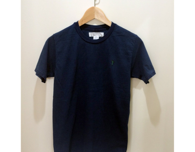 《インディゴ染めTシャツ》